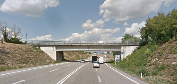 Sassi dal cavalcavia, paura per un camionista
