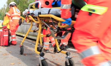 Auto nel fosso, grave 61enne