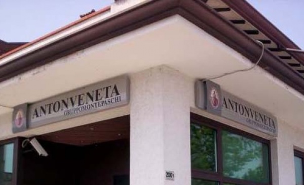 Povegliano, aprono il bancomat con la fiamma ossidrica
