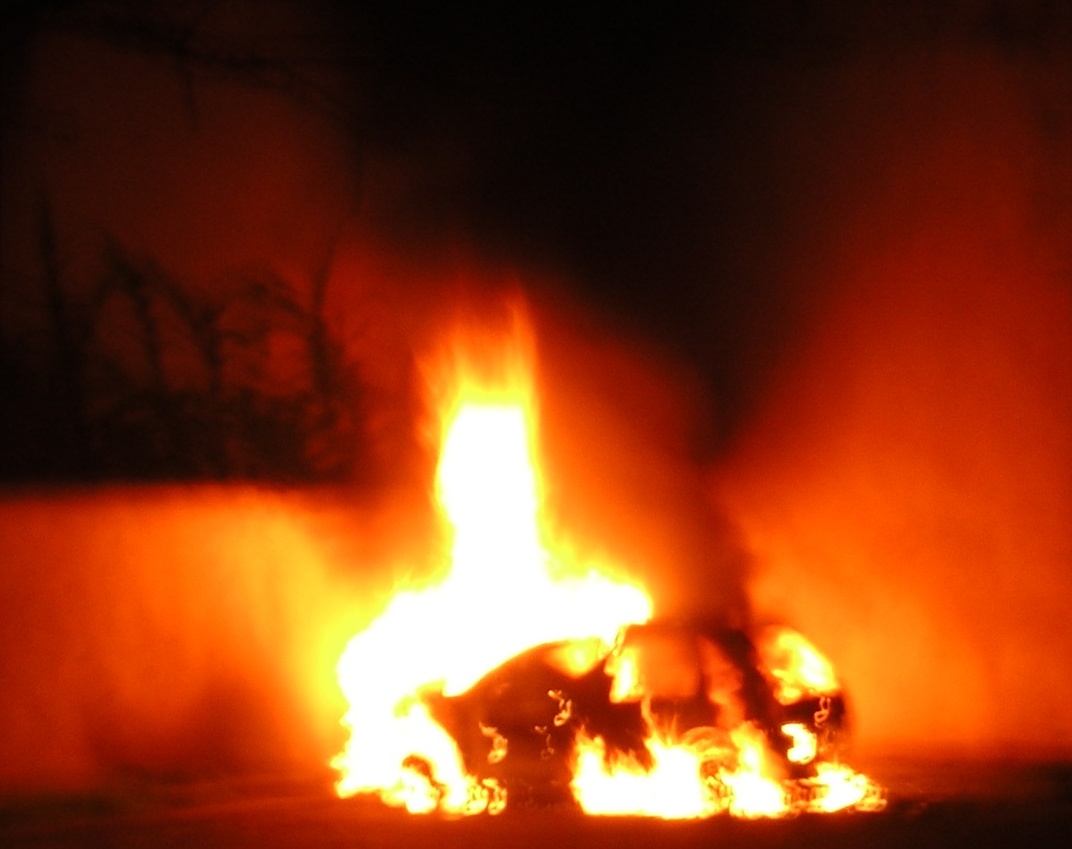 Auto in fiamme. Si cerca il piromane