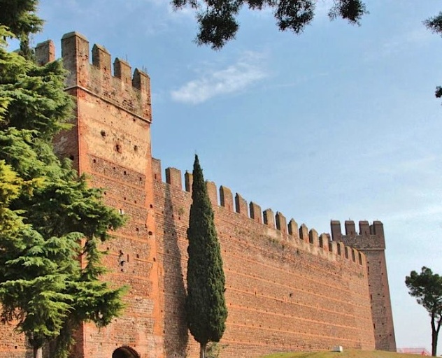 Castello, si riaccende la discussione politica