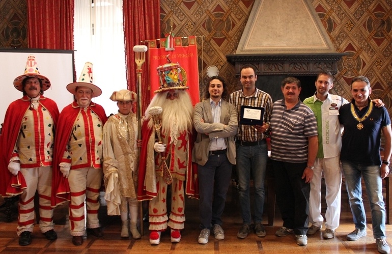 Costruttori carnevaleschi: trofeo nel villafranchese