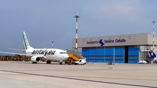 In aeroporto coi documenti falsi: arrestate