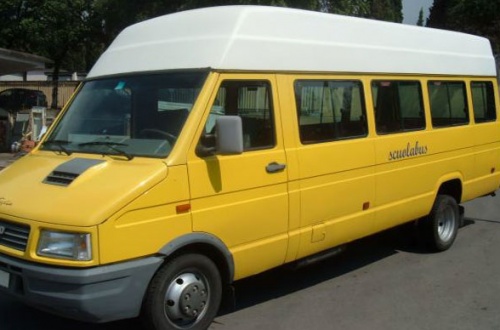 Scuolabus si ribalta, ferite lievi e tanta paura