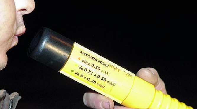 Alla guida ubriaco, scontro con altre 3 vetture