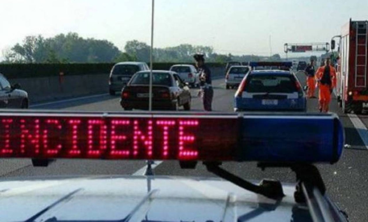 Auto si ribalta sulla A4, code in autostrada a Sommacampagna
