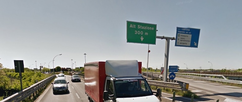 Auto si scontra con tir, tangenziale in tilt