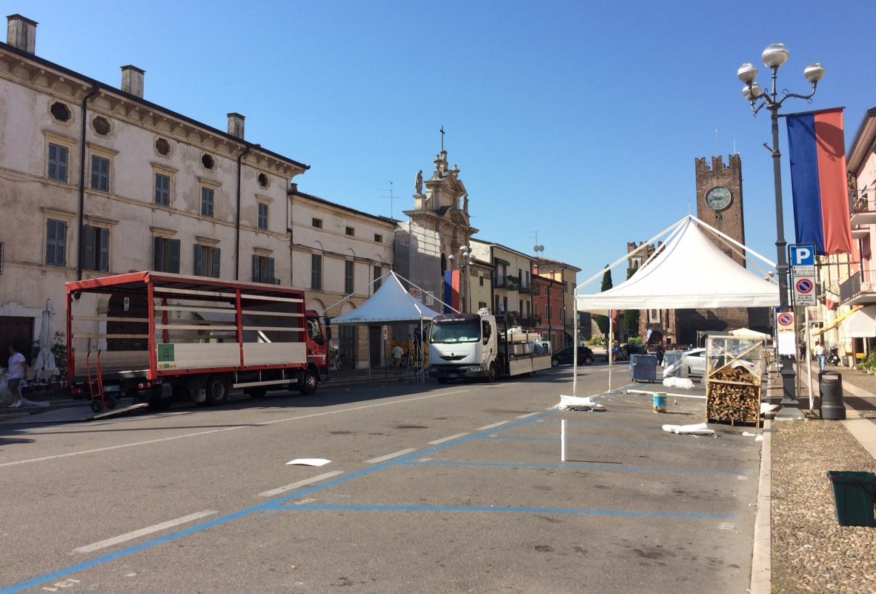 Corso Vittorio Emanuele chiuso, uomini al lavoro
