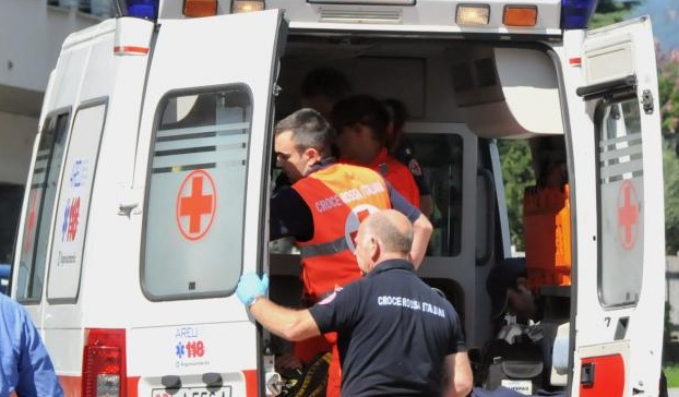 Frontale con un’auto, scooterista finisce all’ospedale