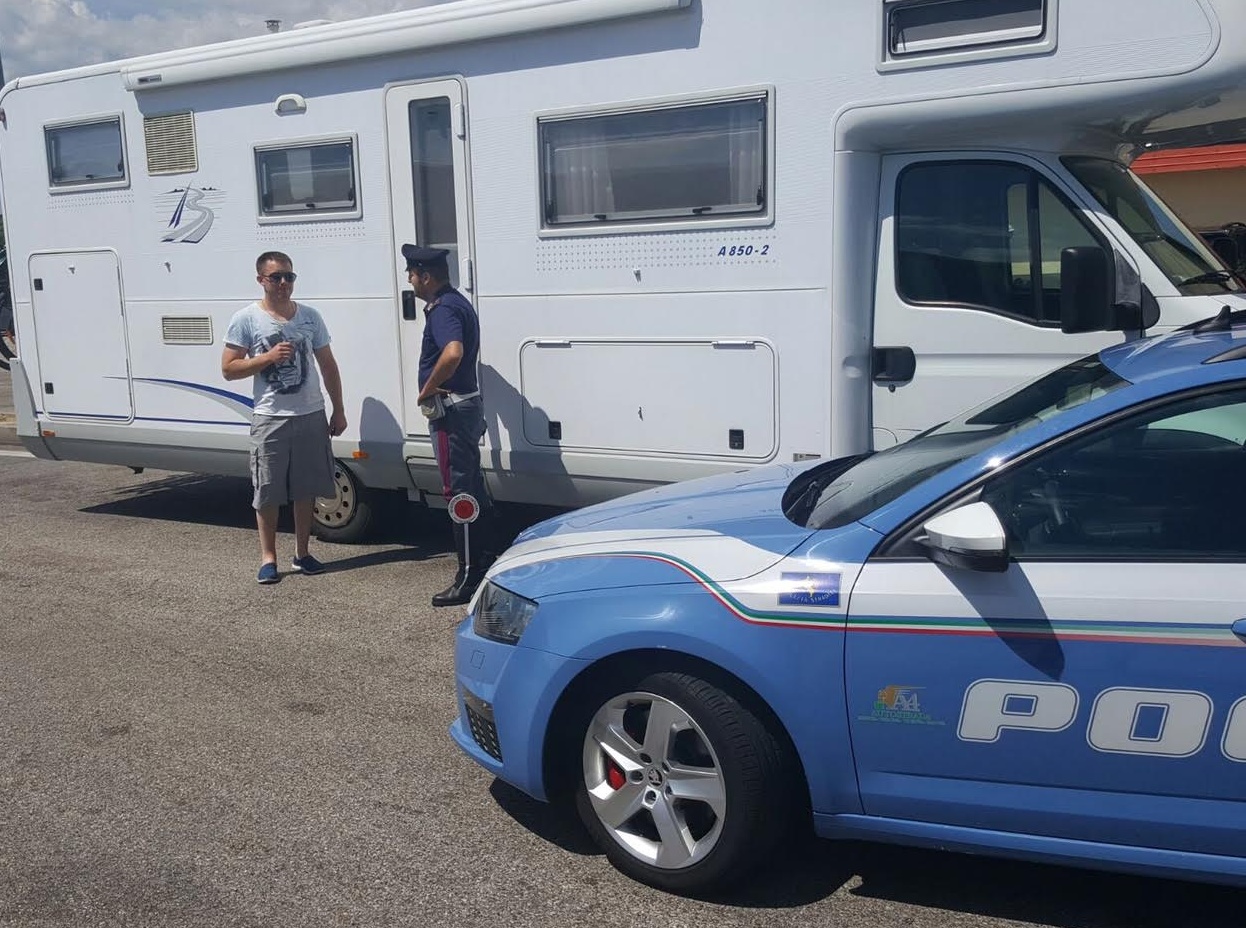 Furti in area di servizio: due arresti