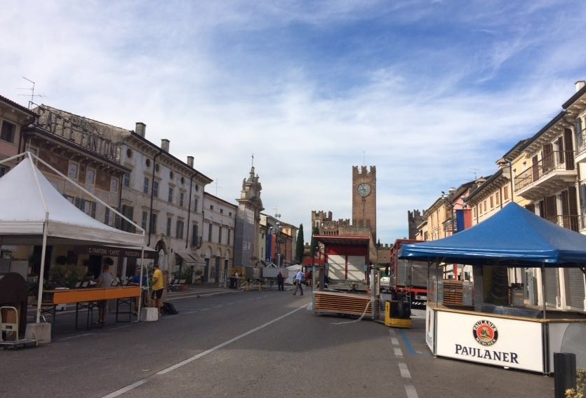 Lavori in corso: ci si prepara per la Festa della Pizza