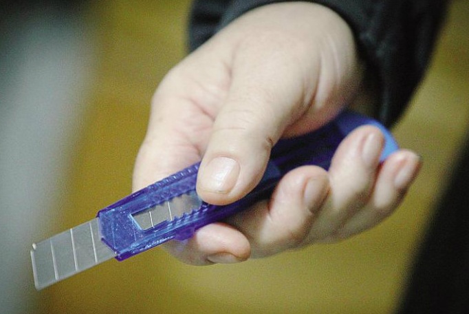 Minacciata col taglierino, costretta a consegnare l’incasso