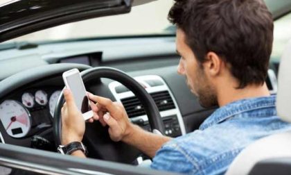 Tolleranza zero per chi usa il cellulare al volante