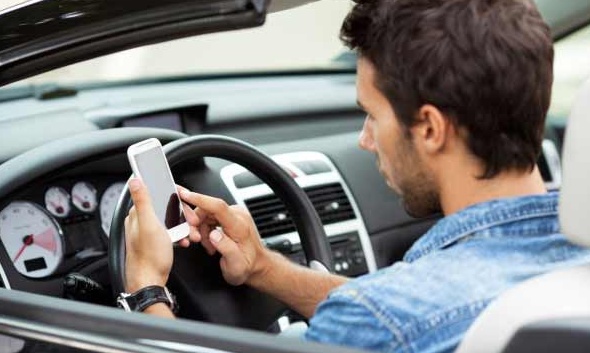 Tolleranza zero per chi usa il cellulare al volante