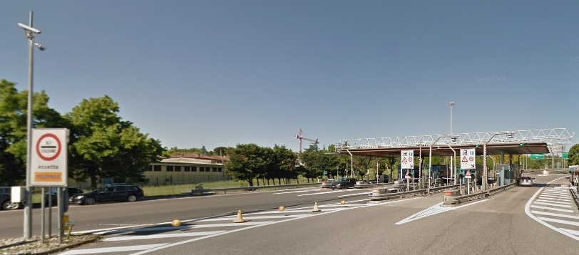A piedi in autostrada A4, travolto e ucciso