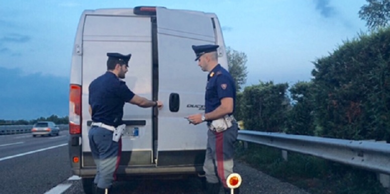 A4, fermato autocarro privo di coinbentazione termica e di apparecchiatura refrigerante