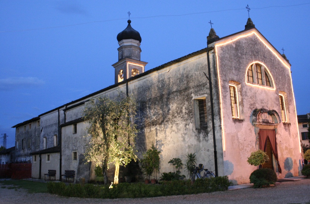 Abbatte un rustico, spunta una tomba