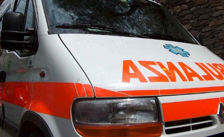 Cade dalla scala al lavoro, trasportato in ospedale