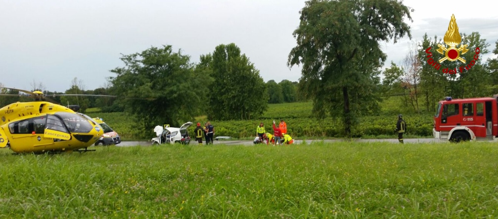 Frontale tra auto: due bimbi feriti, grave una donna