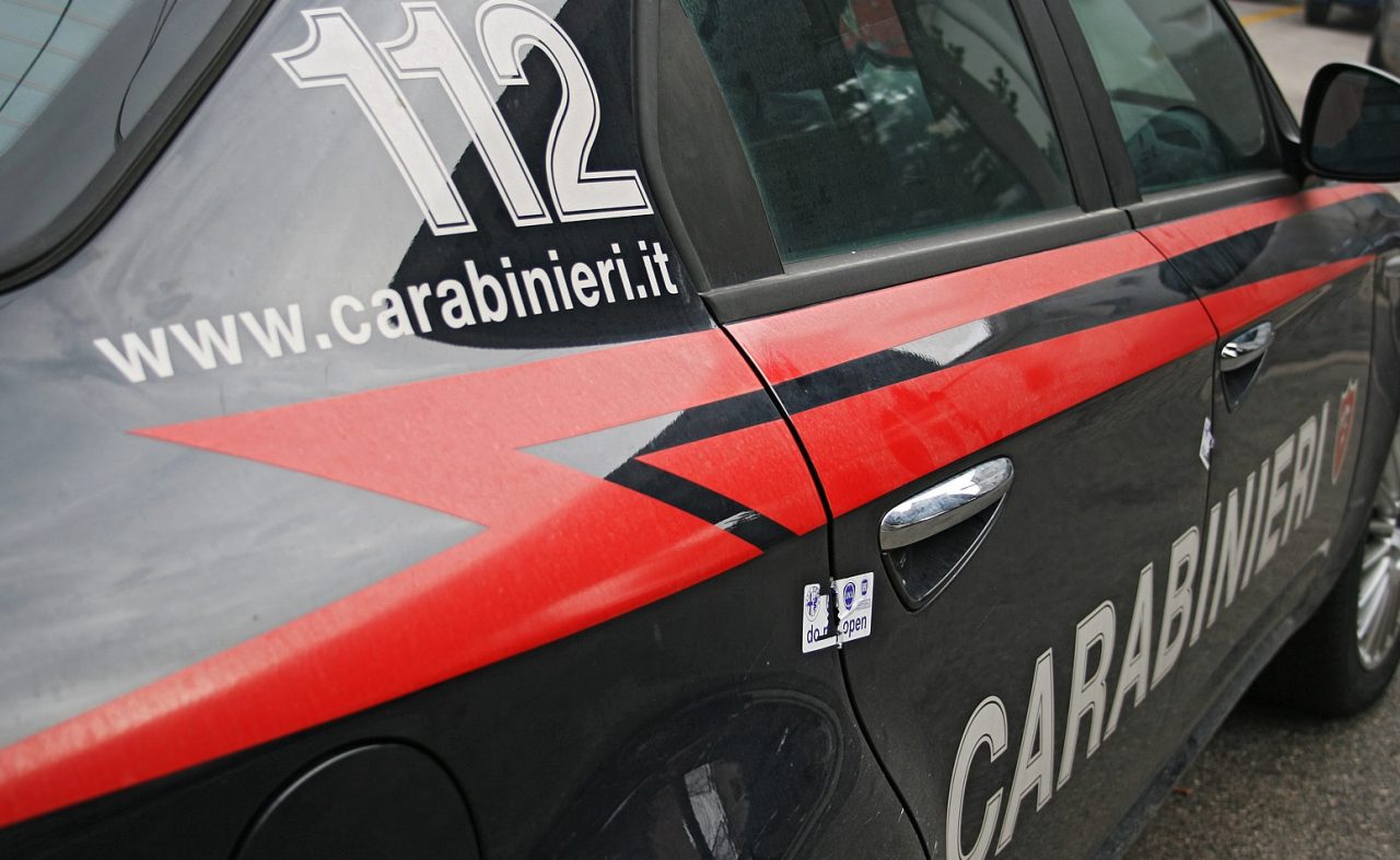 Riprende col cellulare minorenne sotto la doccia: denunciato 30enne danese