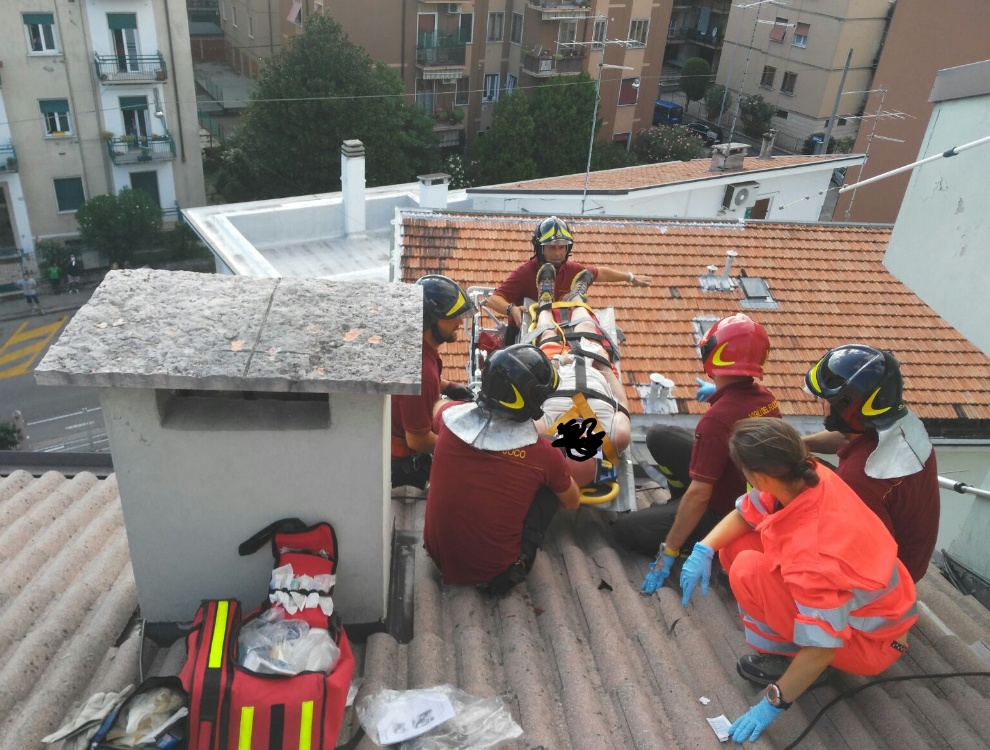 Scivola mentre sistema l’antenna sul tetto: salvato