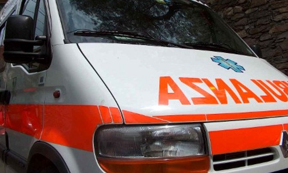 Si schianta in scooter contro un autotreno, 25enne in prognosi riservata