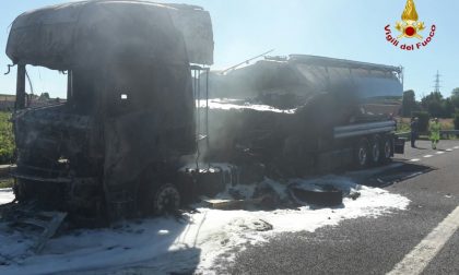 Sommacampagna, camion prende fuoco in A4