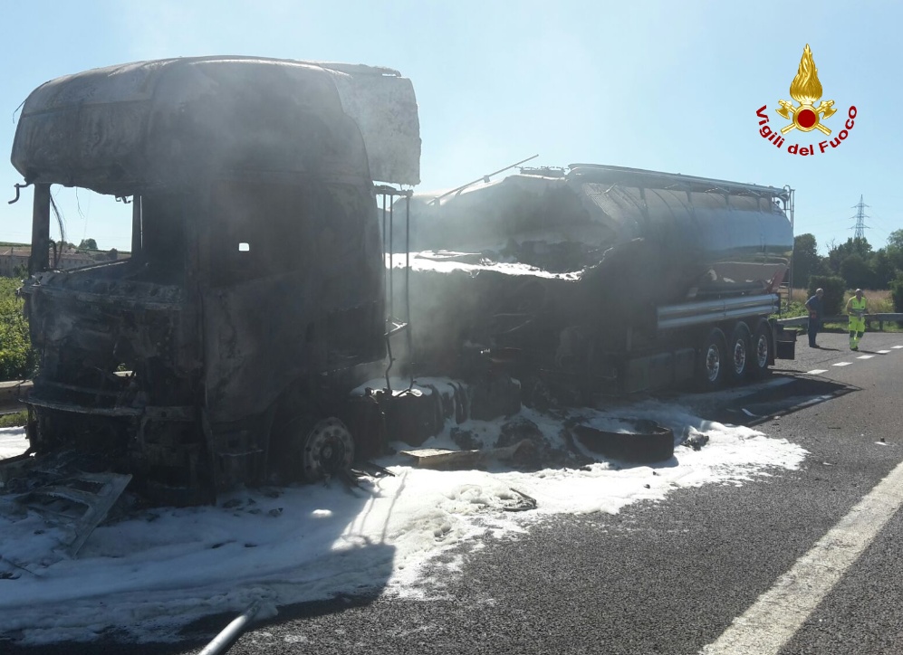 Sommacampagna, camion prende fuoco in A4
