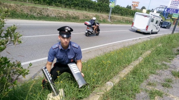Sradicano lampione e paracarri, denunciati due ragazzi