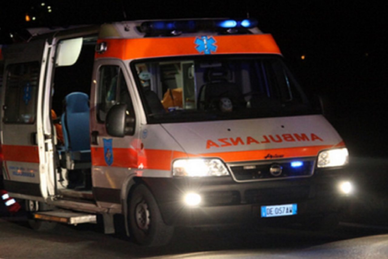 Auto si ribalta, ferita una persona