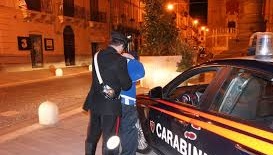 Barista gli rifiuta l'ennesimo bicchiere ubriaco aggredisce i Carabinieri