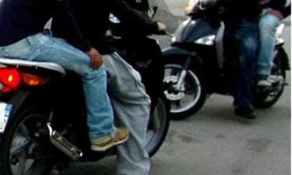 MOTOCICLISTA PERDE PASSEGGERO PER STRADA E SI ALLONTANA