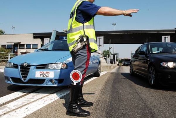 Minaccia con pistola in autostrada, imprenditore denunciato