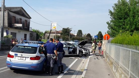 Provoca incidente e fugge  a piedi, guidava ubriaco