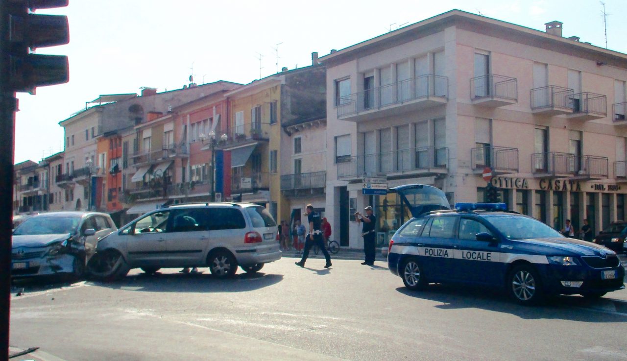 Scontro fra auto, coppia di anziani trasportata in ospedale