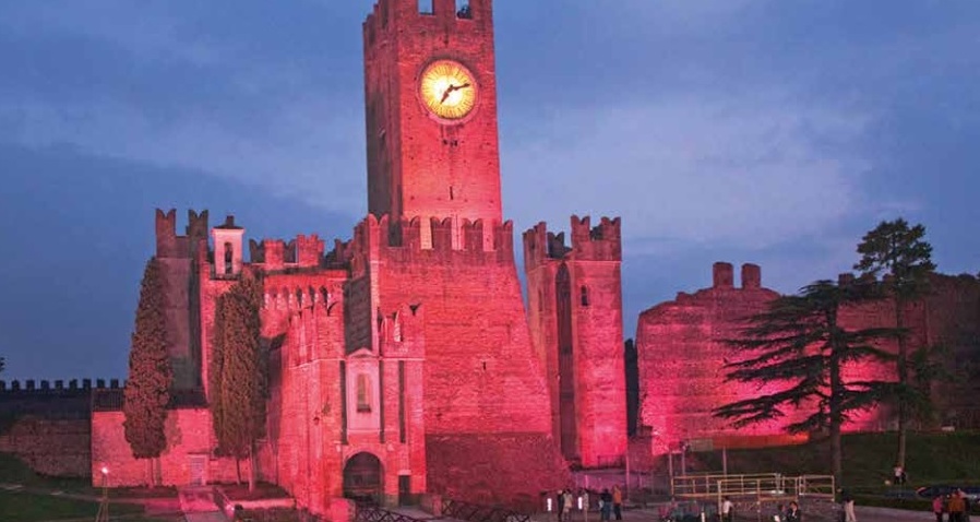 Villafranca, si riaccende “Il Castello in Rosa”