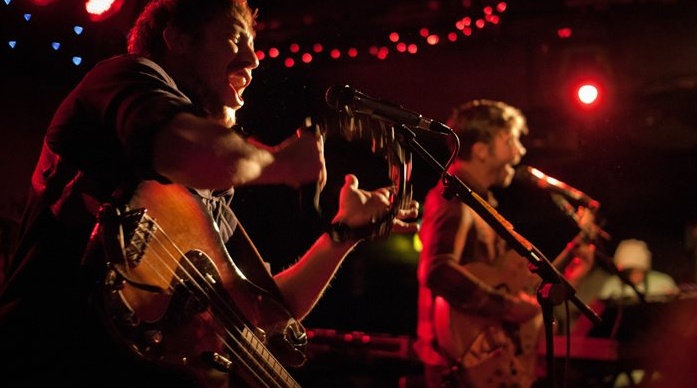 A Villafranca il karaoke si fa con una vera band