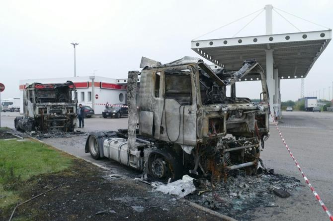 L’ombra della criminalità organizzata sull’incendio dei camion in tangenziale sud