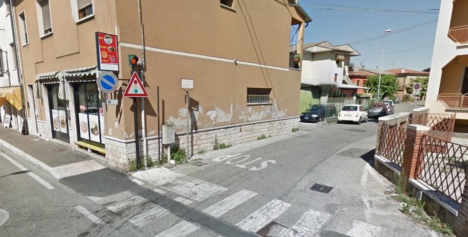 Rifiuti in strada a Dossobuono per colpa di incivili