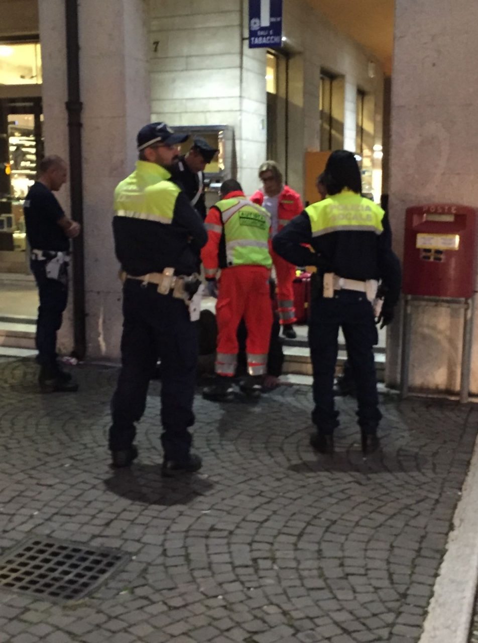 Ubriaco molesta i passanti: paura a Villafranca