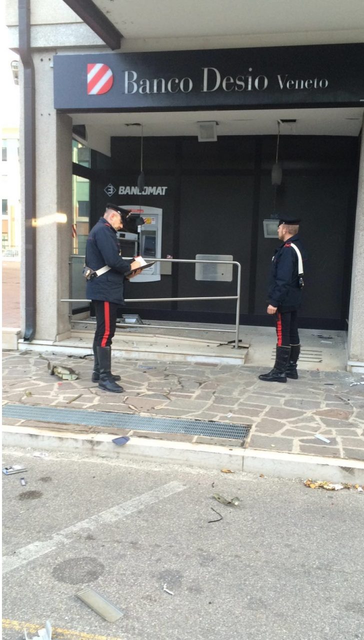 Villafranca, fanno esplodere il bancomat e scappano con i soldi