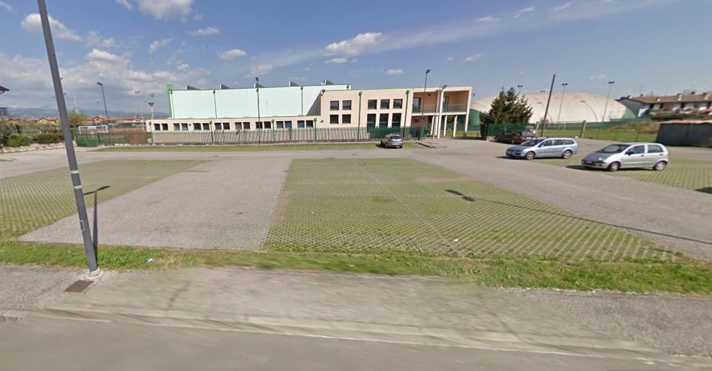 Giovani trasformano il parcheggio in discarica