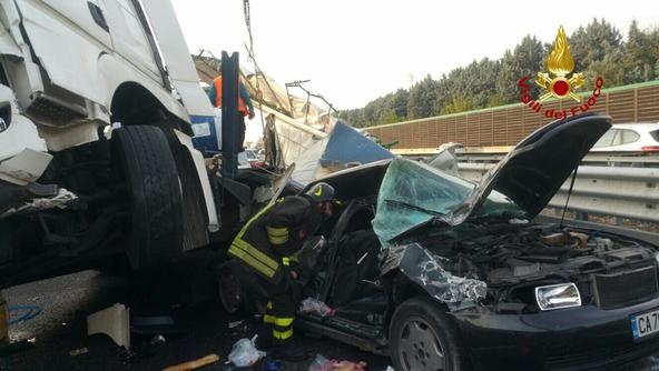 Incidente in A4, tre persone incastrate tra le lamiere