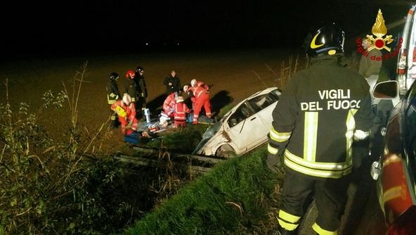 Incidente sulla SP24. Auto si ribalta e finisce nel fossato