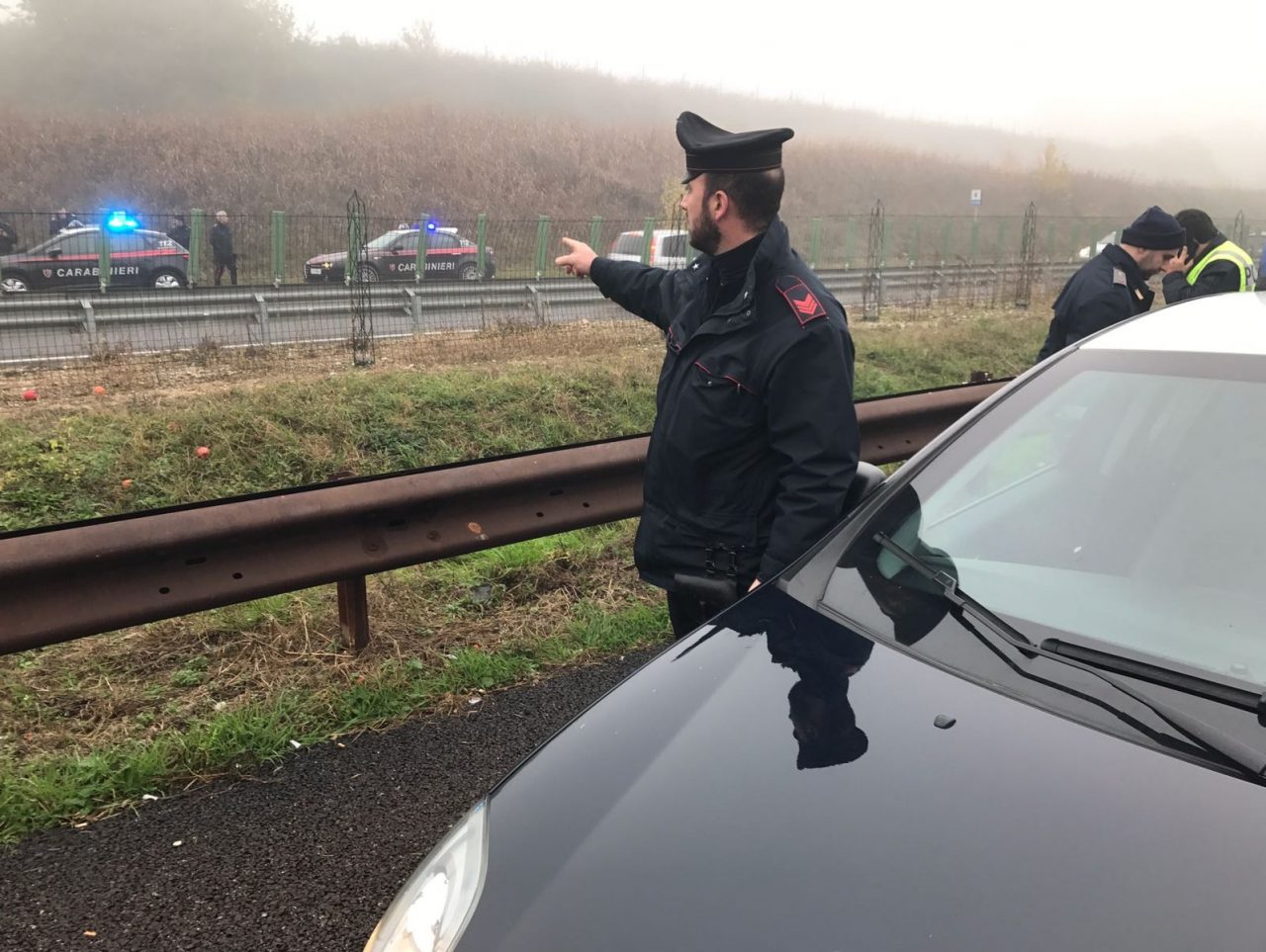 Lanciano oggetti sull’A22 per fuggire dai carabinieri, preso un 21enne
