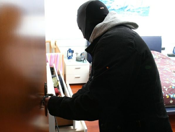 Picchiata dai ladri: «Non dormo più, ho paura»
