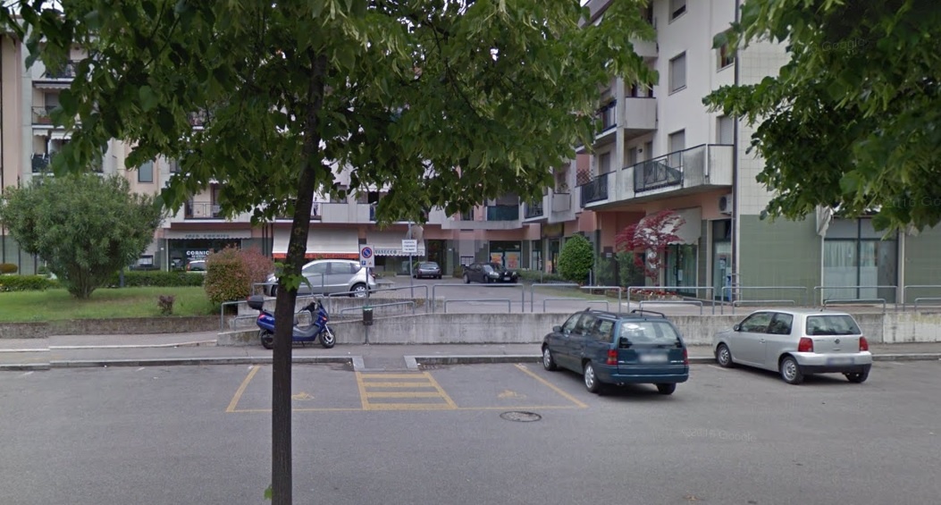 Punta il fucile alla cassiera, paura a San Massimo