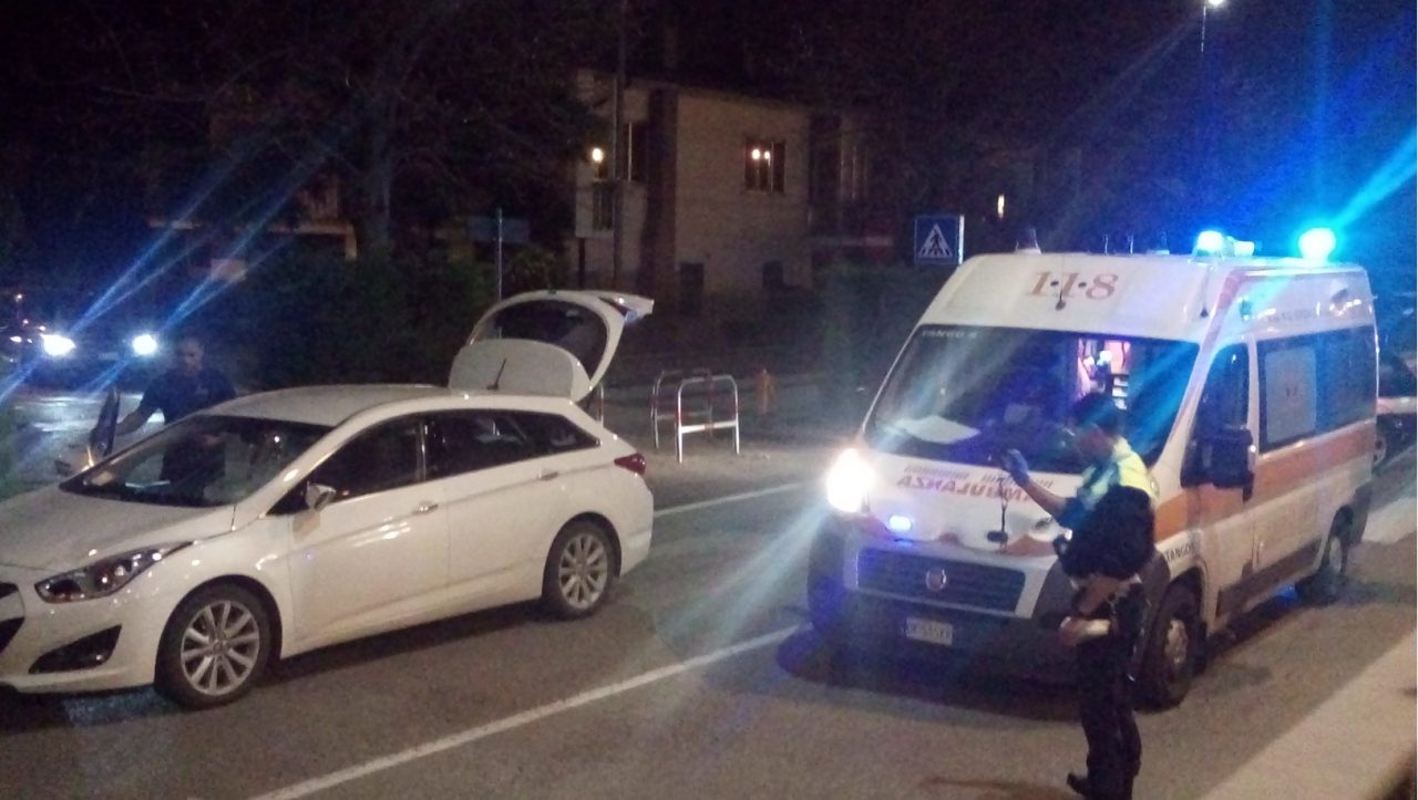 Ragazza investita davanti al supermercato Martinelli