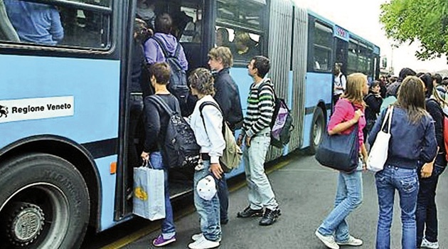 Scuole, da domani nuovi orari degli autobus