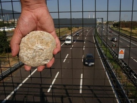 Tornano i sassi lanciati dal cavalcavia, fermati cinque minorenni